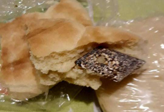 Trova una lametta nel panino a Marghera 6 maggio 2015