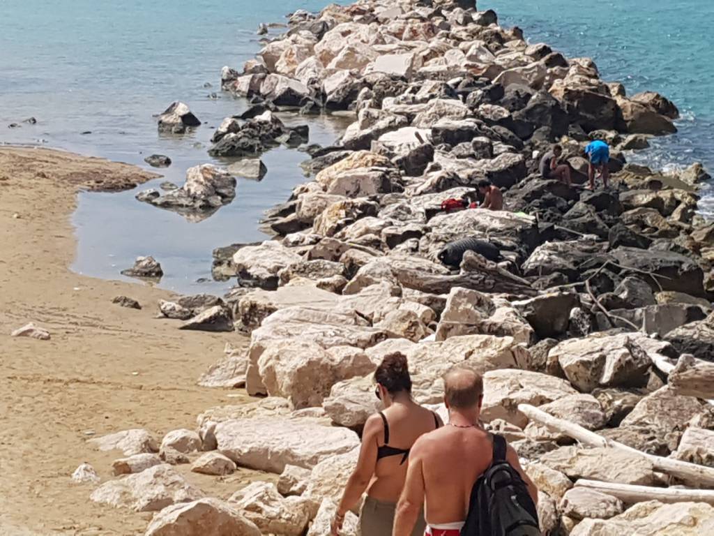 bagnanti sulla spiaggia Termoli 