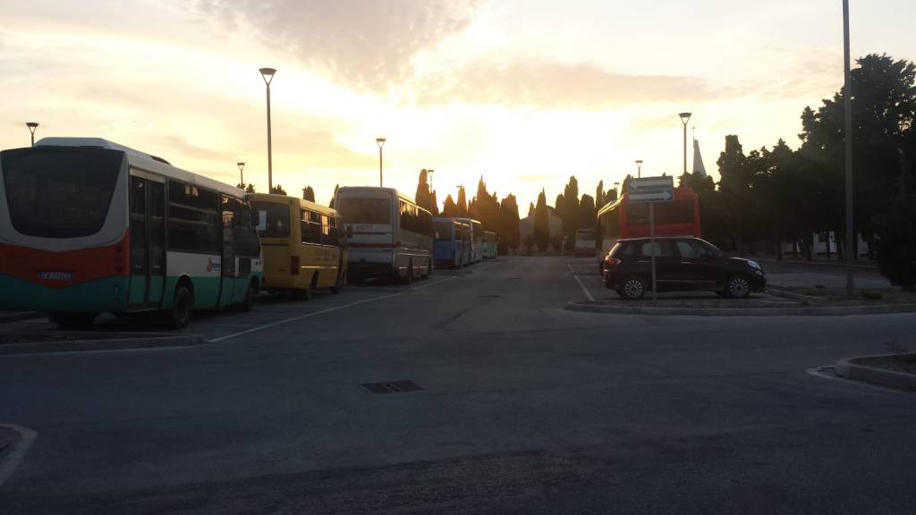 cimitero occupato da autobus