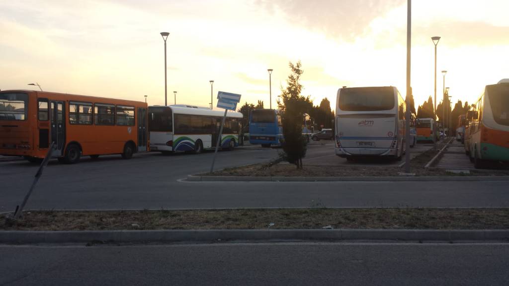 cimitero occupato da autobus