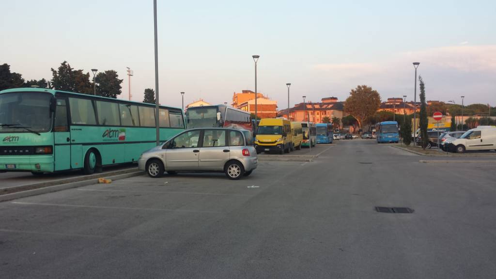 cimitero occupato da autobus