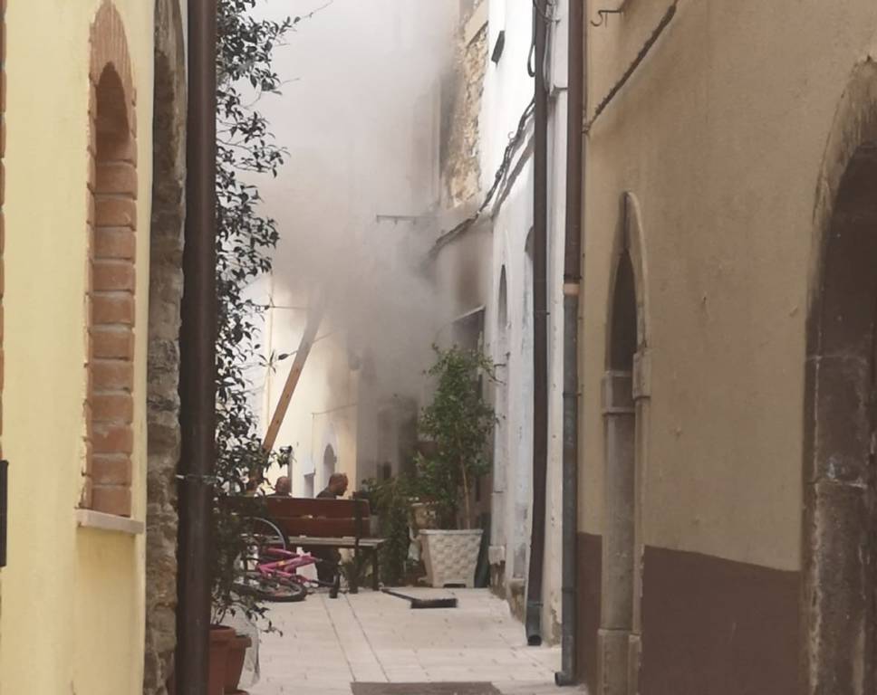 Esplode lo scaldino nel bagno di una villetta, sgomberata intera famiglia