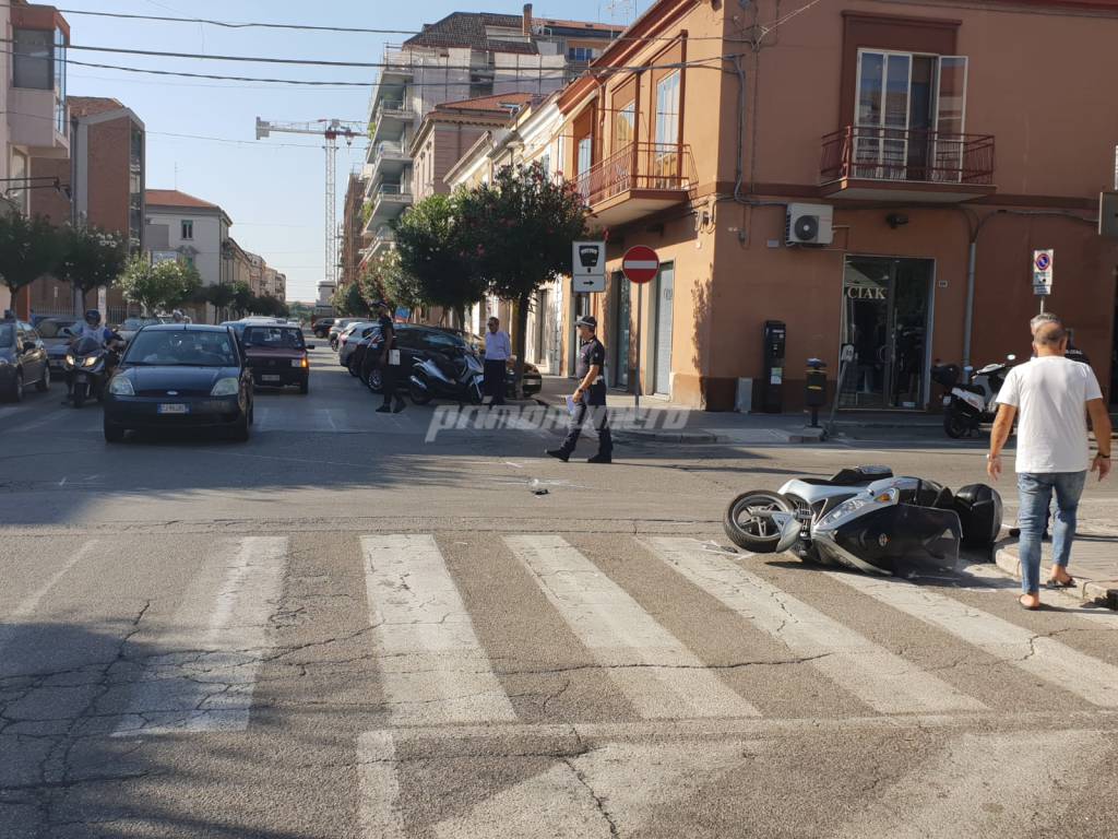 incidente-auto-contro-scooter-137195