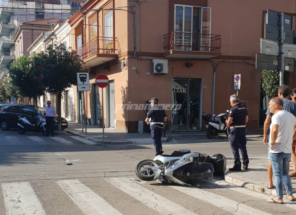 incidente-auto-contro-scooter-137196