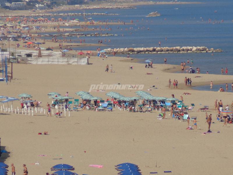 spiagge-affollate-in-autunno-137200