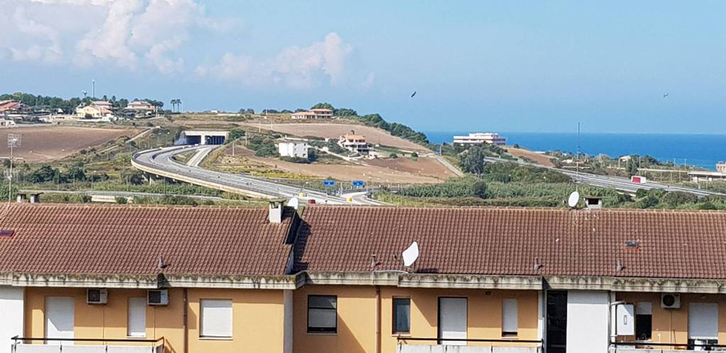 Uno stendino di plastica a coprire il tombino rotto - Primonumero