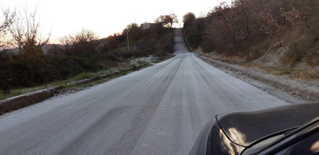 Strada San Felice ghiacciata