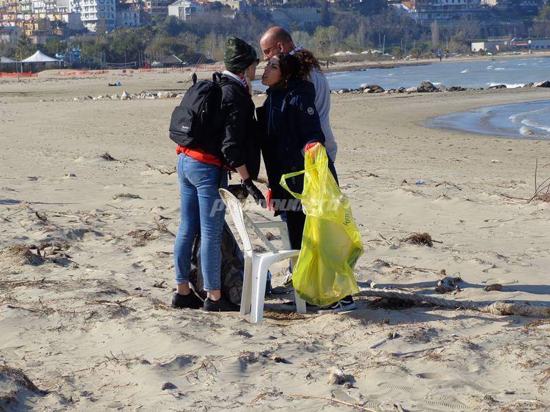 Plastica monouso, da oggi scatta il divieto: dai piatti ai