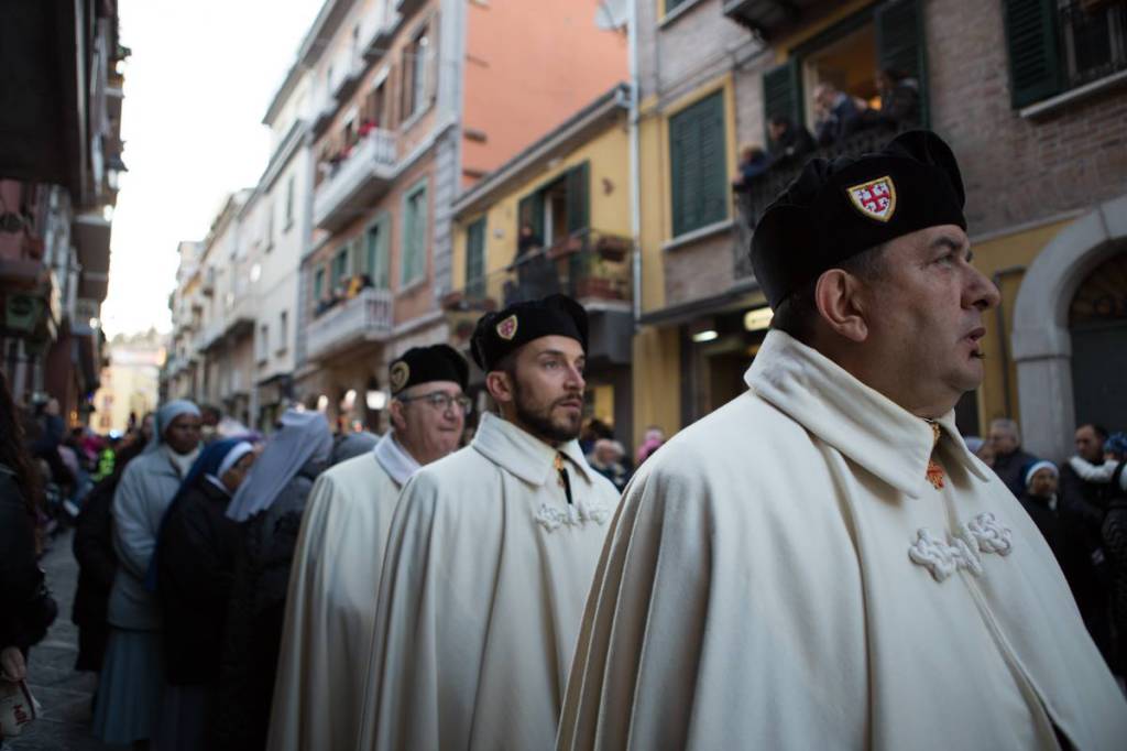 l-abbraccio-tra-il-detenuto-e-la-direttrice-del-carcere-148460