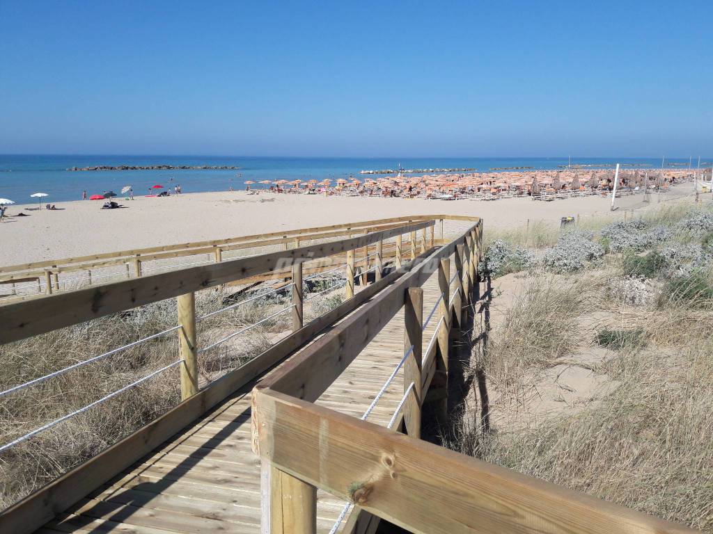 Accessi al mare e scooter sul pontile