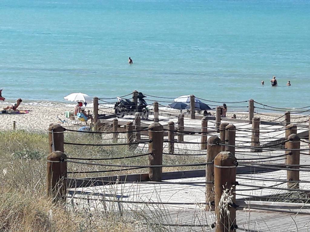 Accessi al mare e scooter sul pontile