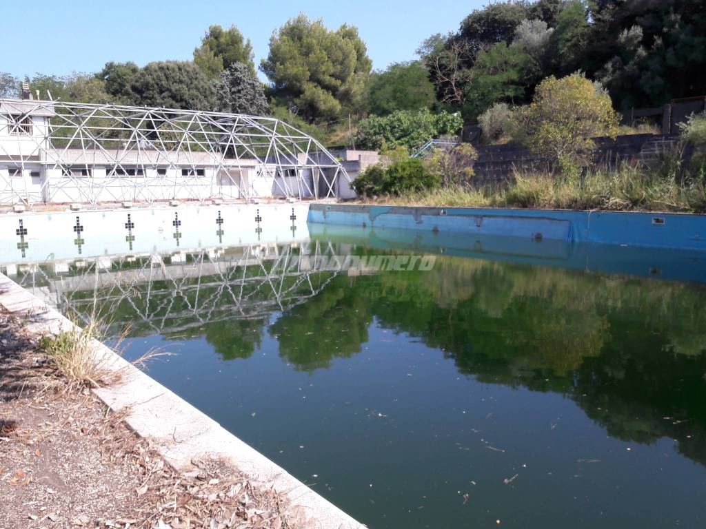 Piscina parco inizio lavori