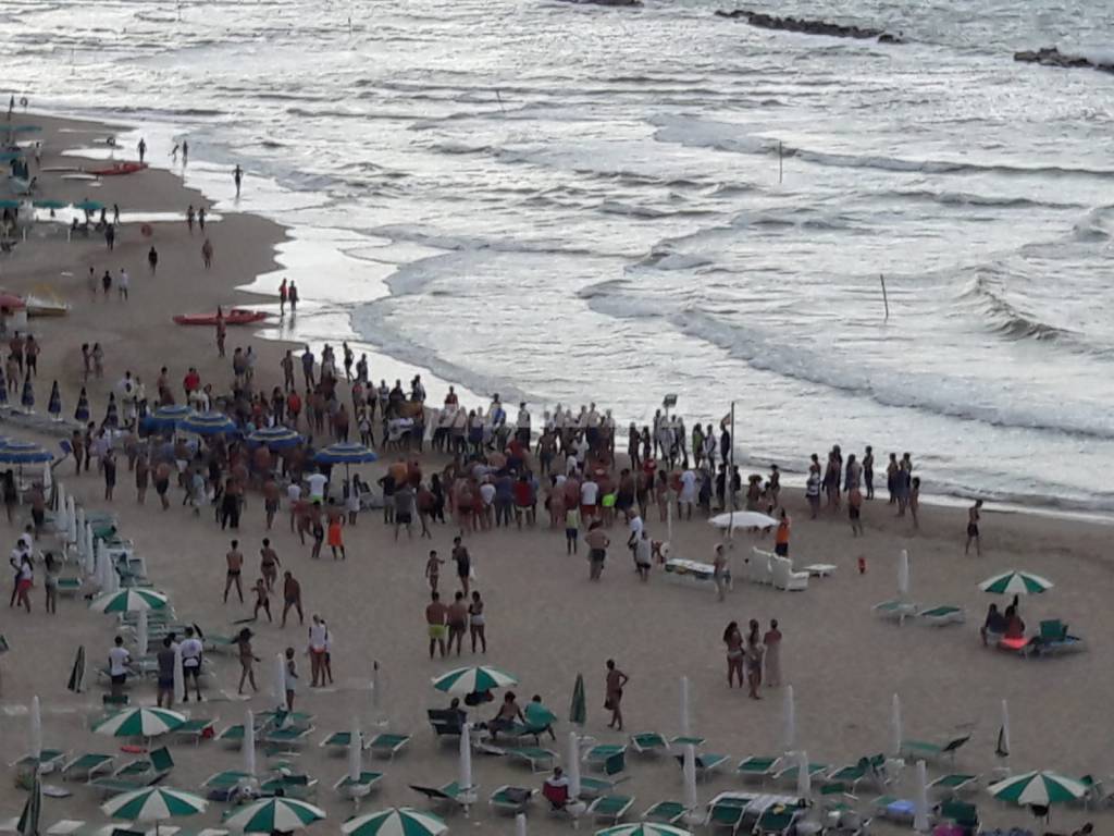 uomo morto in spiaggia