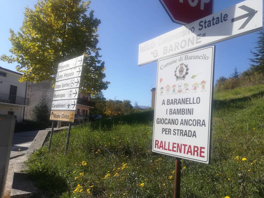 Baranello e il cartello: “Rallentate! Qui i bambini giocano ancora per  strada”