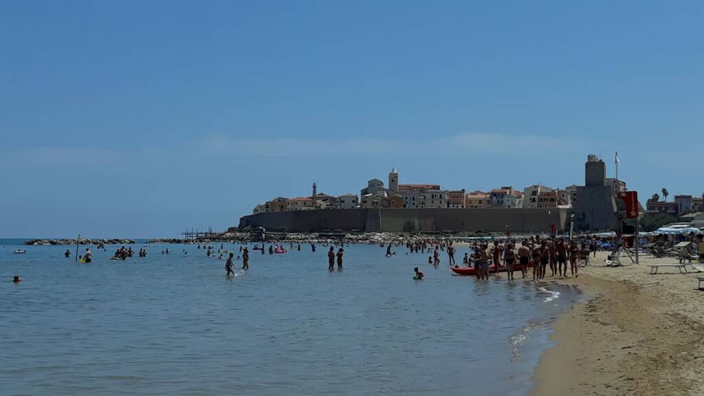 Spiaggia bagno mare lido folla luglio 