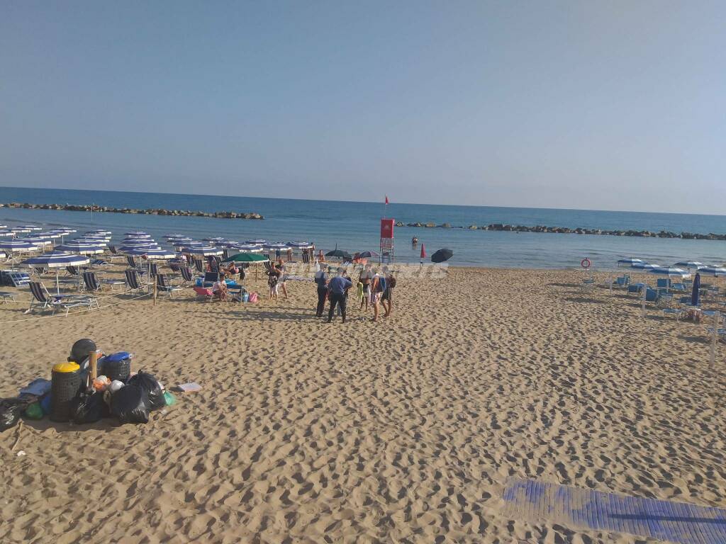 Carabinieri ambulanza spiaggia Termoli