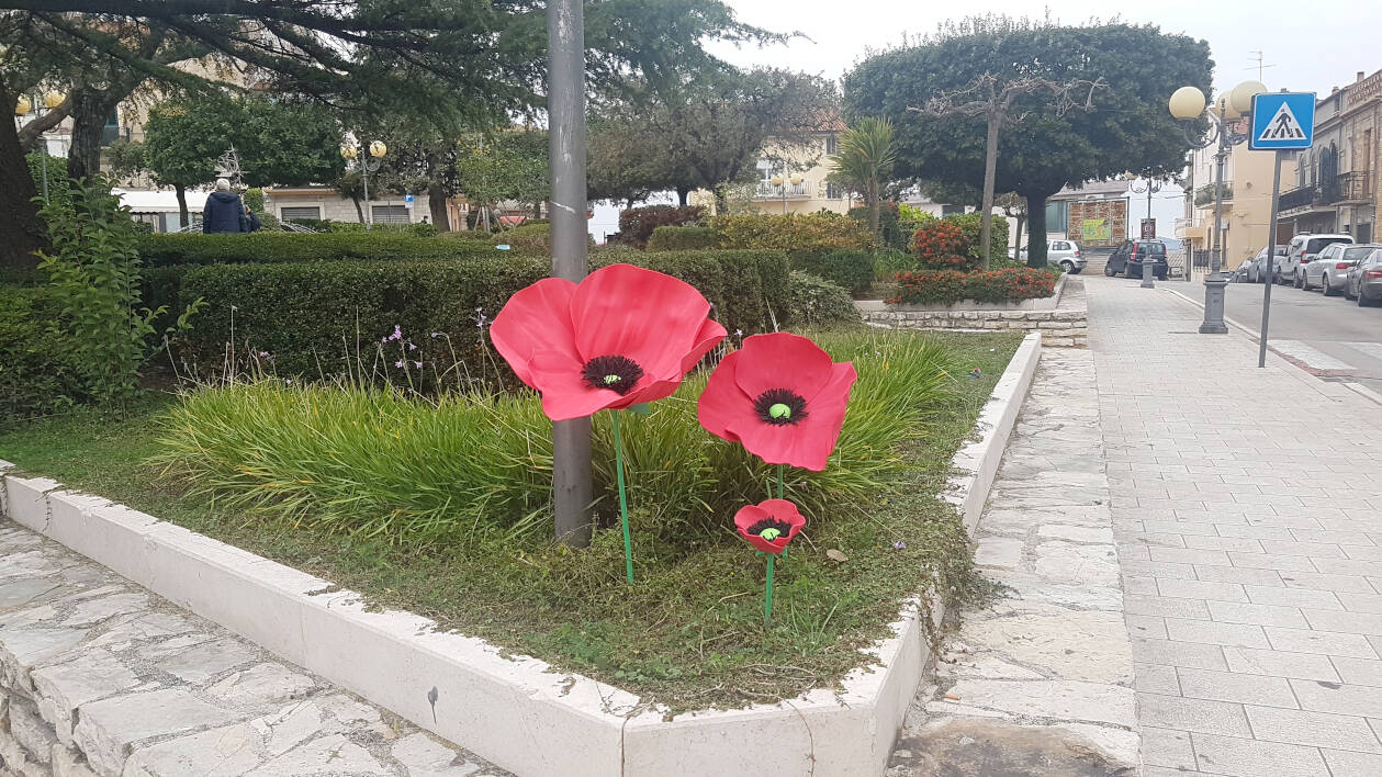 Panchine e simboli rossi nei paesi molisani