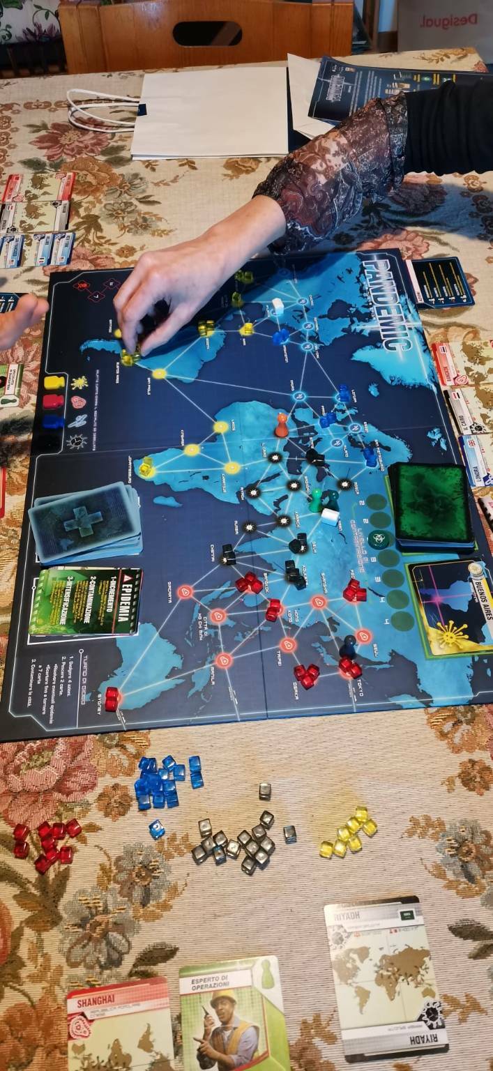 Non solo tombola e carte, ecco i giochi di società da fare in questo Natale  casalingo