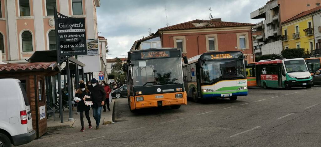 Autobus trasporti piazza stazione termoli autisti pendolari studenti circolari 