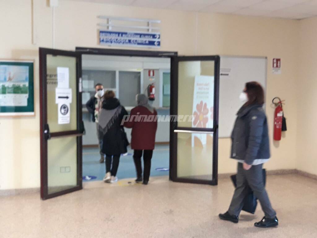 Vaccini covid anziani over 80 ospedale Cardarelli 