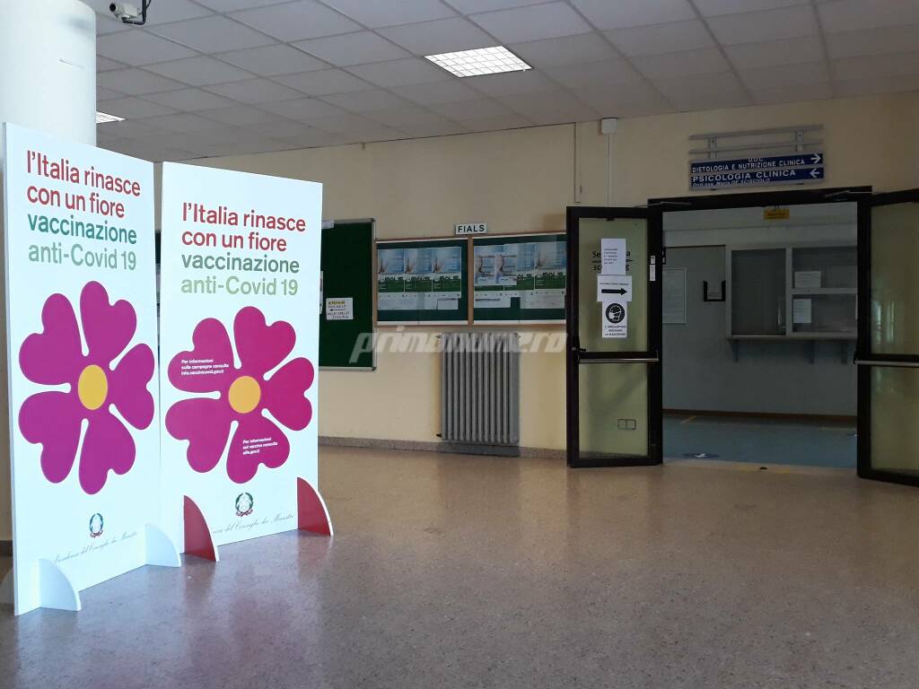 Vaccini covid anziani over 80 ospedale Cardarelli 