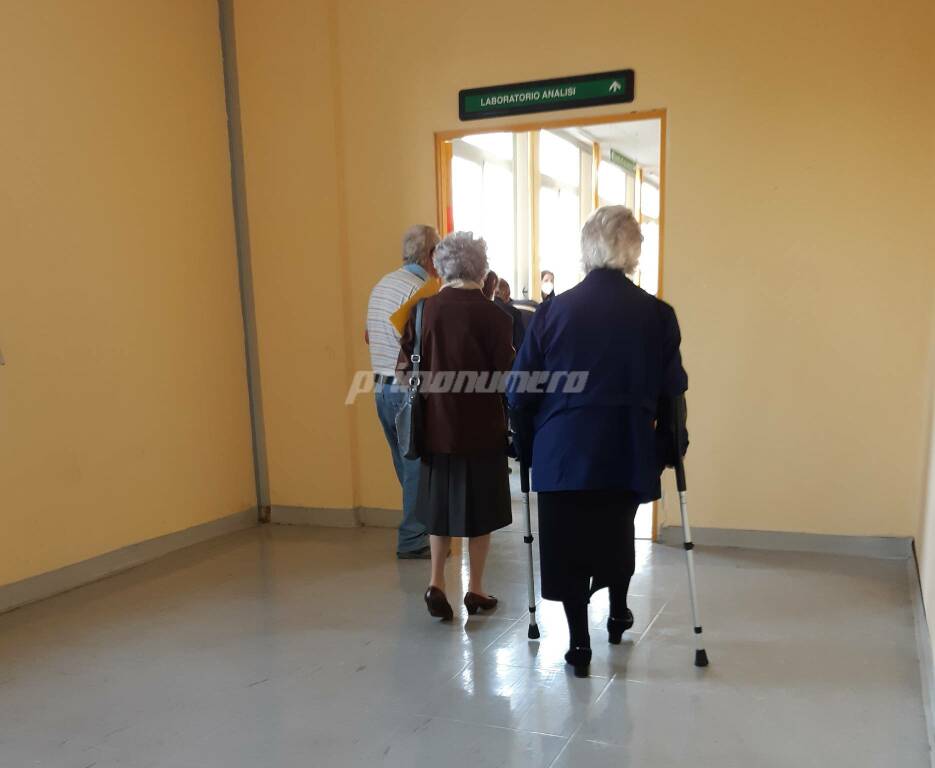 Laboratorio analisi ospedale termoli pazienti fila gente stampelle