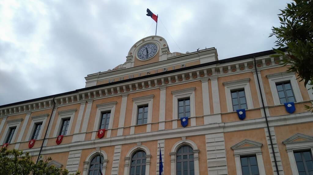 Municipio Campobasso rossoblù bandiera calcio promozione