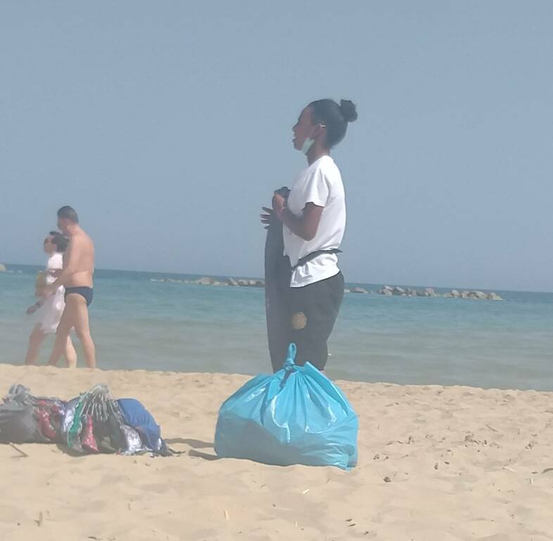 immigrata stranieri invisibili spiaggia venditori ambulanti