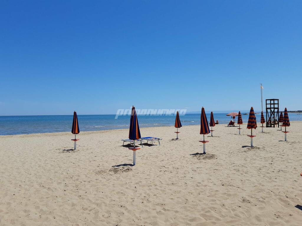 Spiaggia termoli rio vivo ombrelloni mare