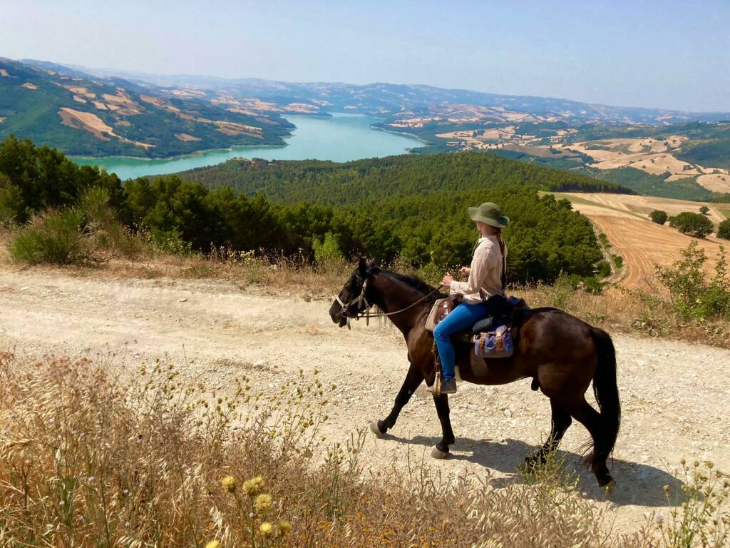lago di Occhito trekking a cavallo natura turismo