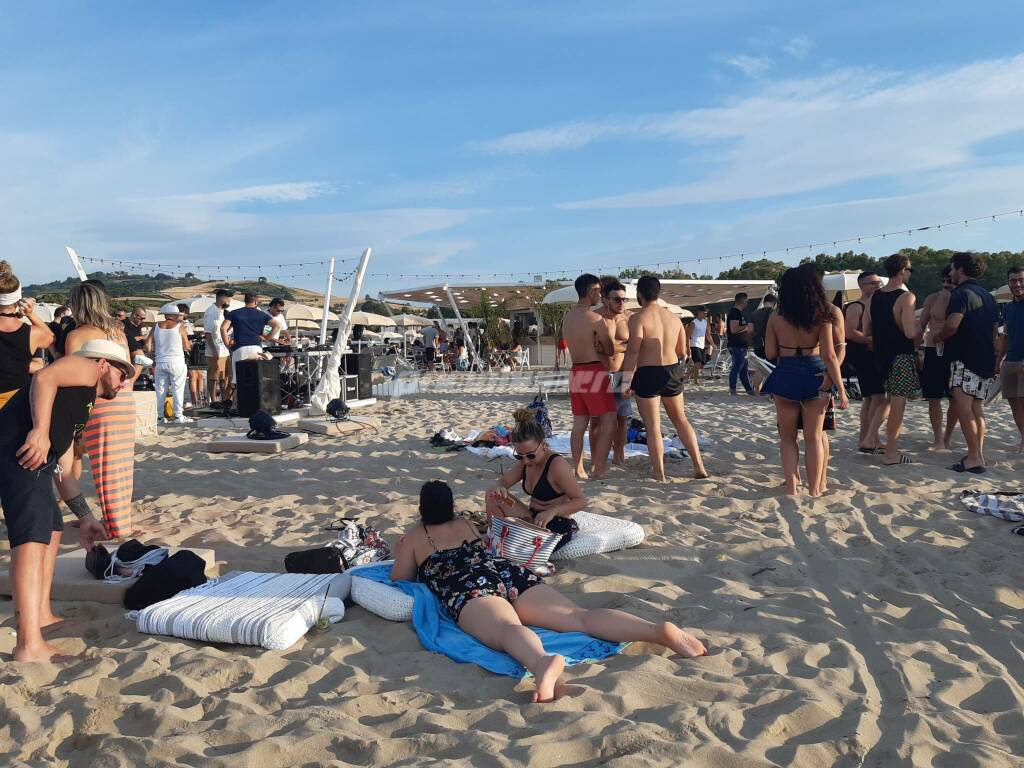 Giovani spiaggia festa alcol divertimento