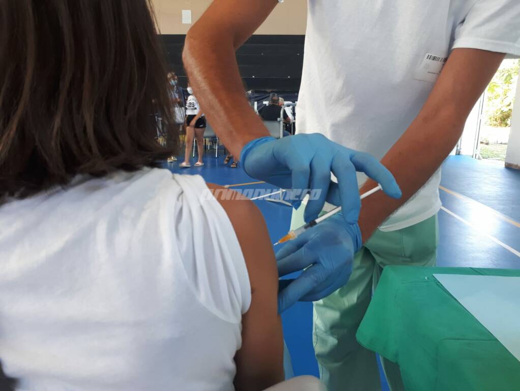vaccini vaccinazione giovane palairino siringa iniezione infermiere
