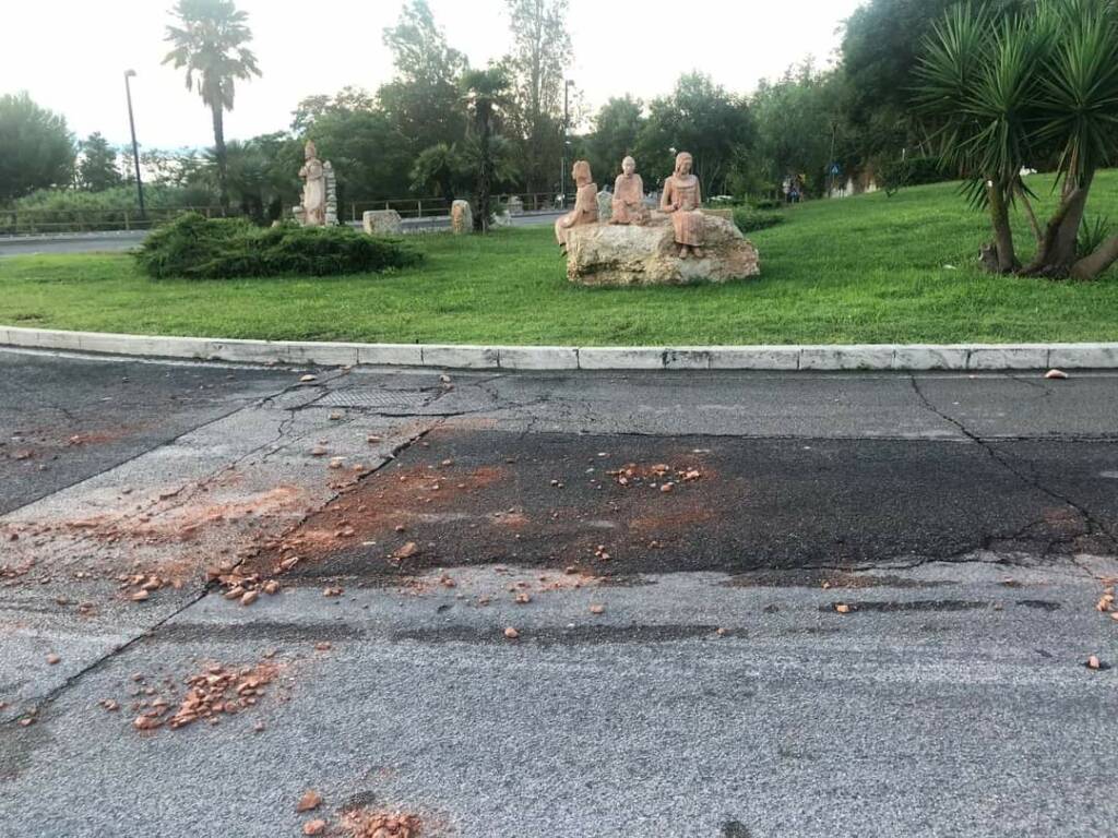 Rotonda Timoteana, statue vandalizzate