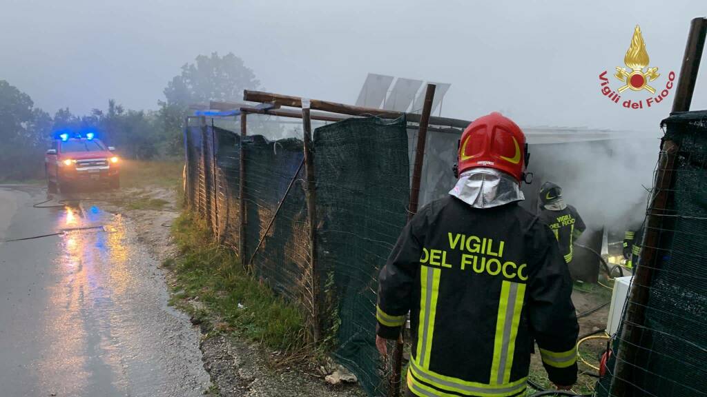 fornelli incendio deposito agricolo vigili fuoco