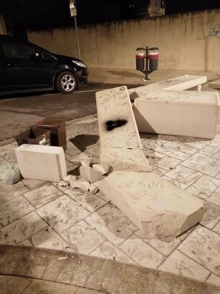 panchina piazzetta terzo corso vandalismo petardo
