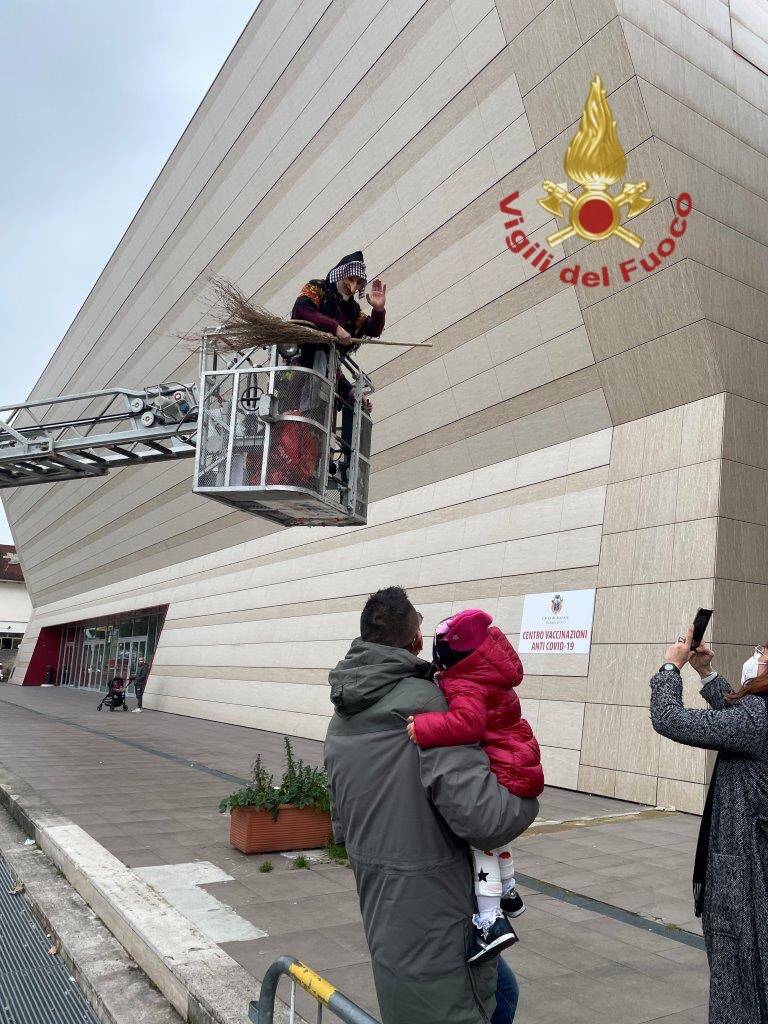 Vaccinazione ai bambini con la Befana