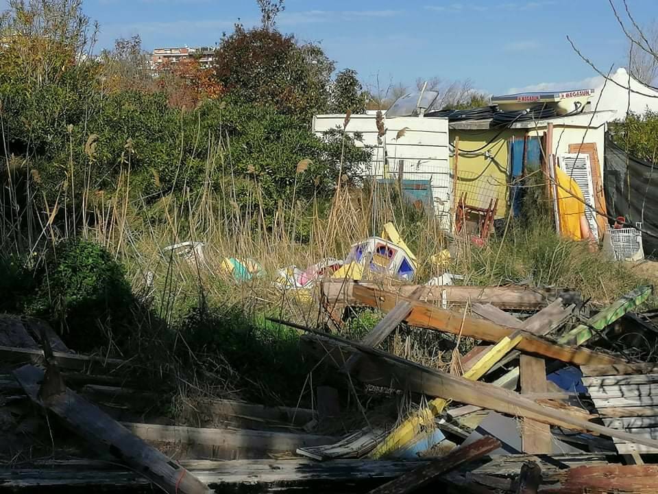 Rio Vivo, degrado vicino all'accesso al mare