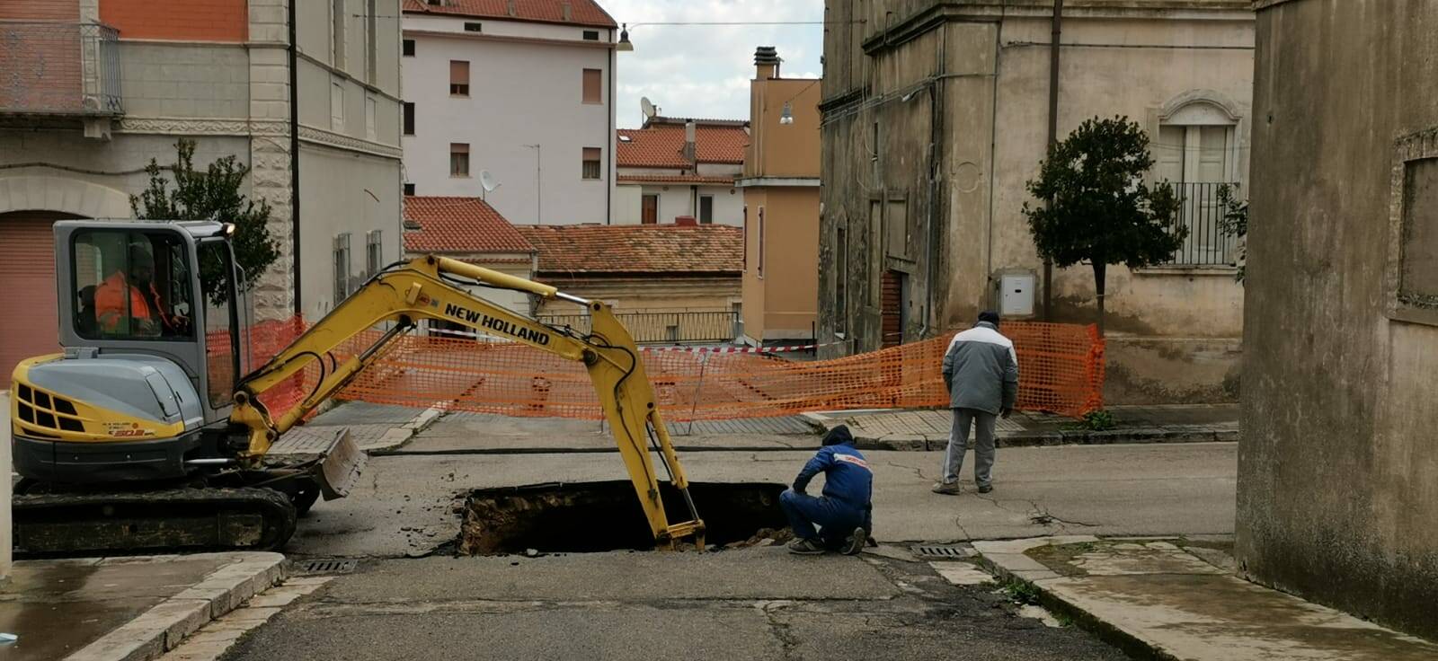 voragine asfalto guglionesi escavatore