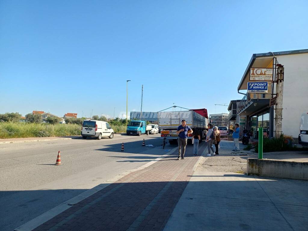 incidente bici contro camion via elba