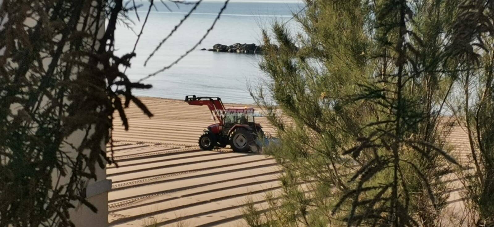 lavori spiaggia maggio trattore