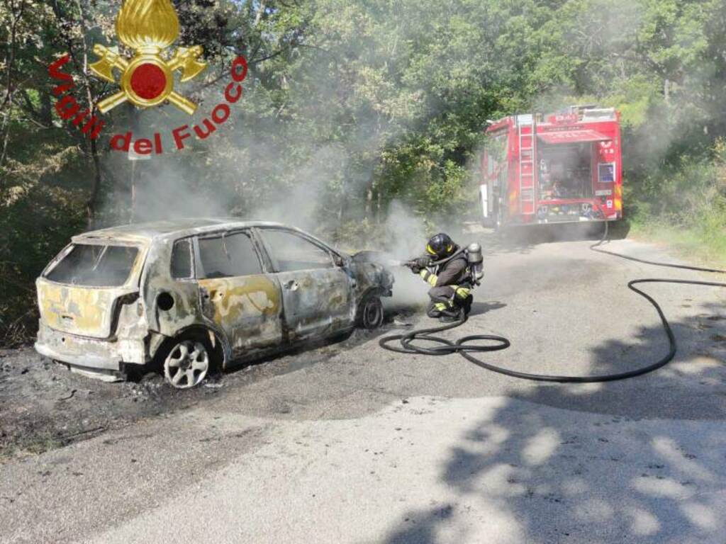 auto incendio vigili fornelli