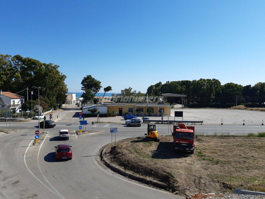 Lavori rotonda semaforo statale 16 Petacciato