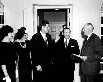 nancy pelosi e john kennedy