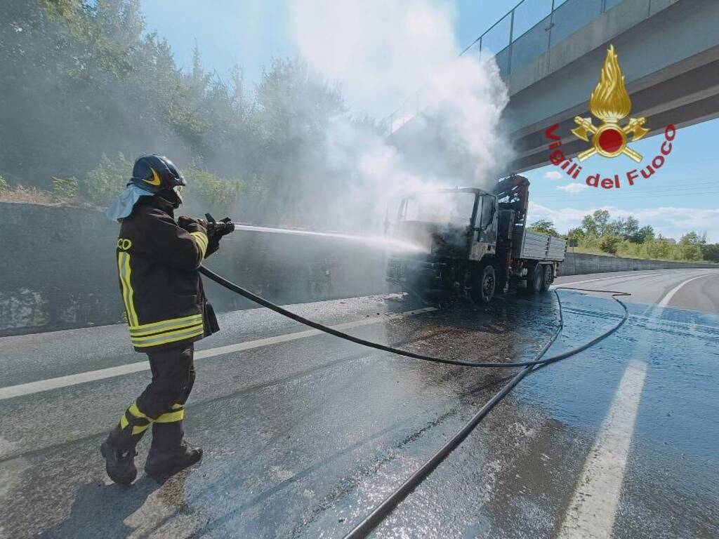 autocarro in fiamme vigili tangenziale cb