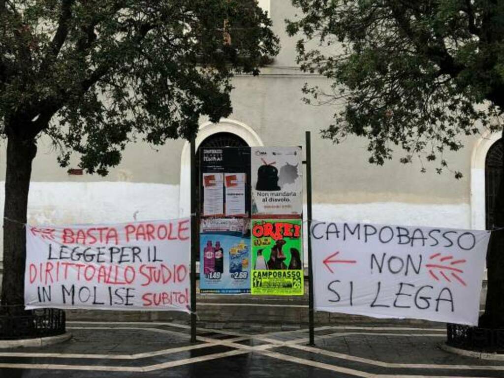 Uds striscione Lega Salvini