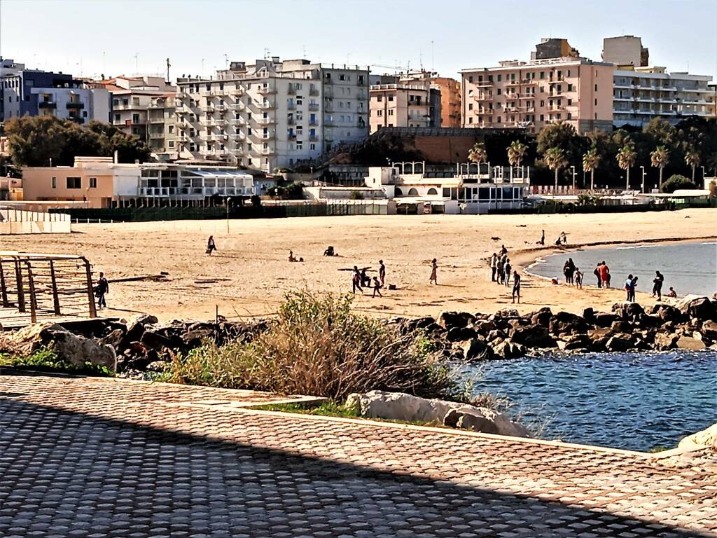 mare fine ottobre gente spiaggia