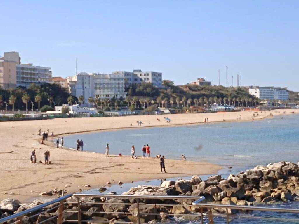 mare fine ottobre gente spiaggia