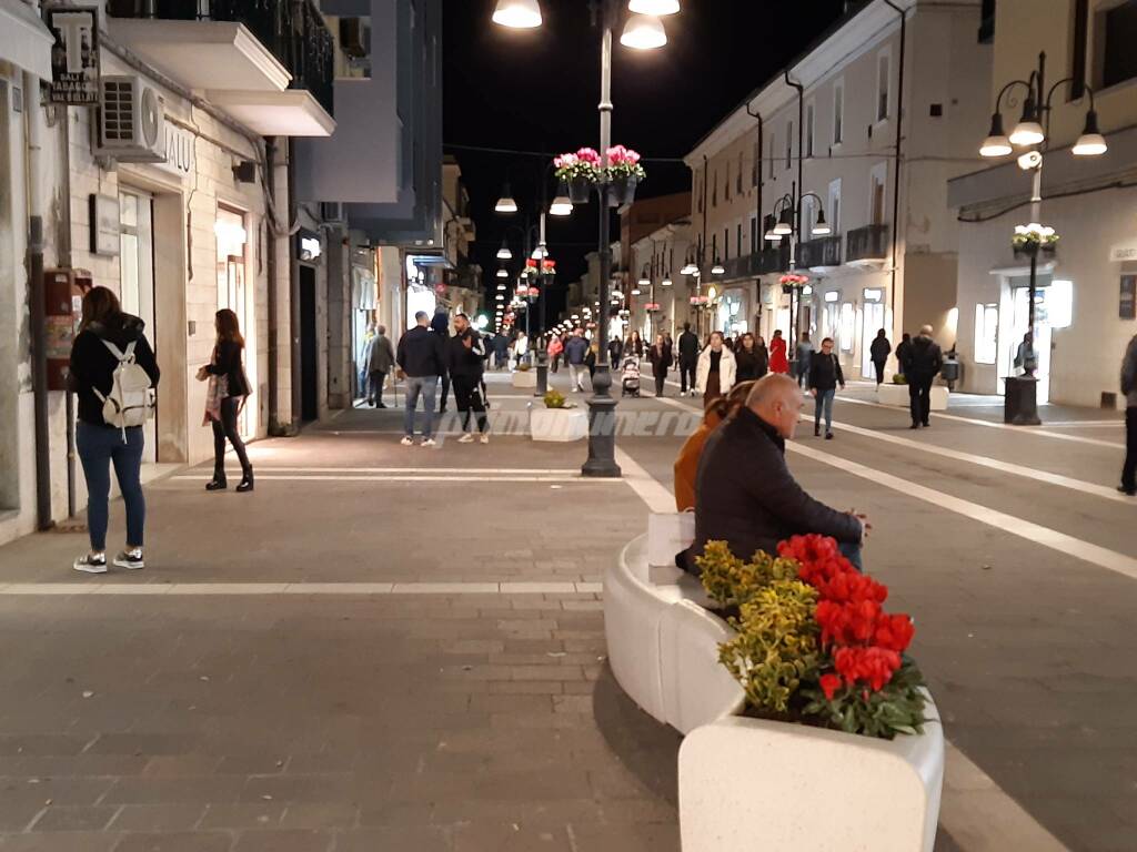 gente passeggio corso termoli panchine