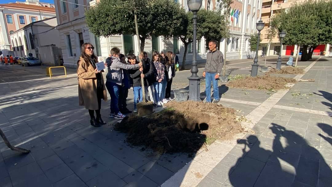 Lecci giornata albero piazza Monumento