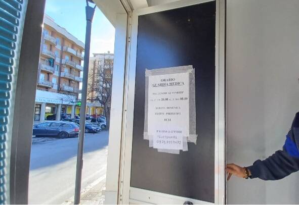 porta ingresso sostituita guardia medica via molinello